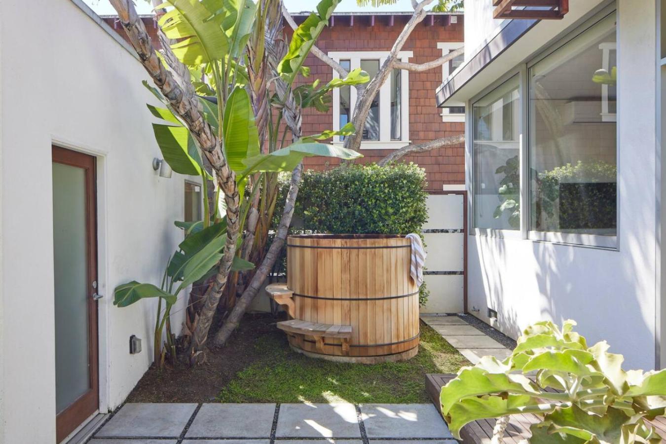 Architectural Walk Street Home Venice Elegance - Los Angeles — Photos 2